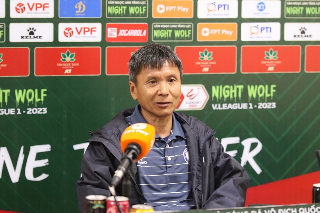 Hy hữu trọng tài V-League đổi thẻ đỏ sang thẻ vàng vì bị cầu thủ phản ứng - 2 Hy hữu trọng tài V-League đổi thẻ đỏ sang thẻ vàng vì bị cầu thủ phản ứng - 2