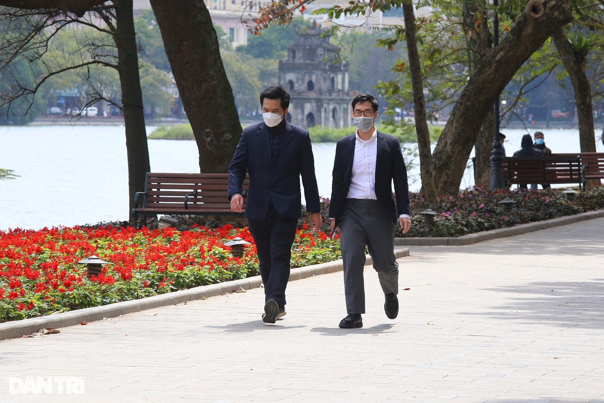 Nắng ấm trong nhiều ngày, người dân Thủ đô dạo phố tận hưởng thời tiết đẹp - 6