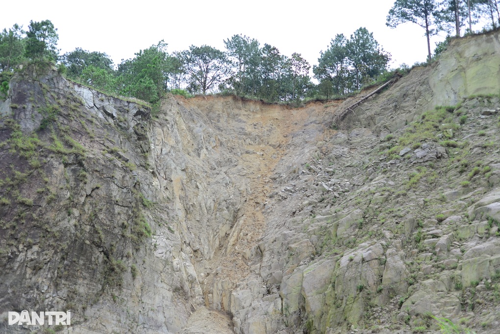 Sống dưới chân đồi dựng đứng, hàng chục người dân thấp thỏm lo sạt lở - 3 Sống dưới chân đồi dựng đứng, hàng chục người dân thấp thỏm lo sạt lở - 3