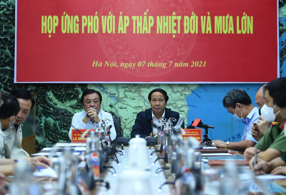 Ứng phó với áp thấp, huy động 5 trực thăng kêu gọi ngư dân vào nơi an toàn - 4 Ứng phó với áp thấp, huy động 5 trực thăng kêu gọi ngư dân vào nơi an toàn - 4