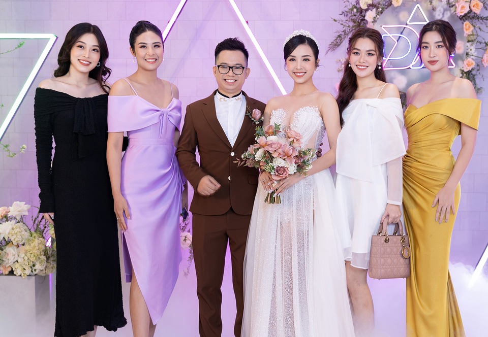 Trần Tiểu Vy khóc, Đỗ Mỹ Linh làm MC cho đám cưới Thúy An - 8