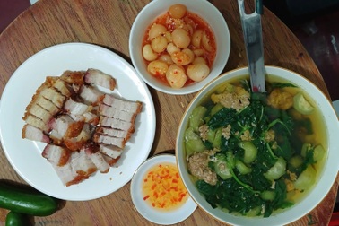 Tô phở, bó rau, ly trà đá... cùng lên giá