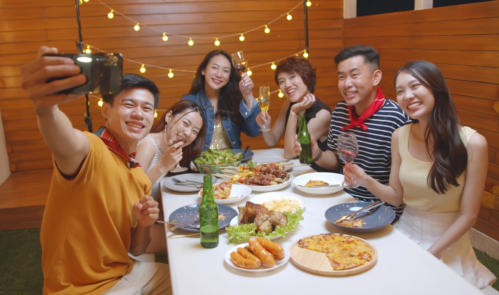 Giữa muôn kiểu tiệc tùng của người trẻ hiện đại, bạn chọn kiểu nào? - 1 Giữa muôn kiểu tiệc tùng của người trẻ hiện đại, bạn chọn kiểu nào? - 1