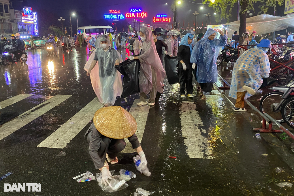 Hàng ngàn phật tử đội mưa dự lễ tắm, rước phật ở quốc tự Diệu Đế - 5