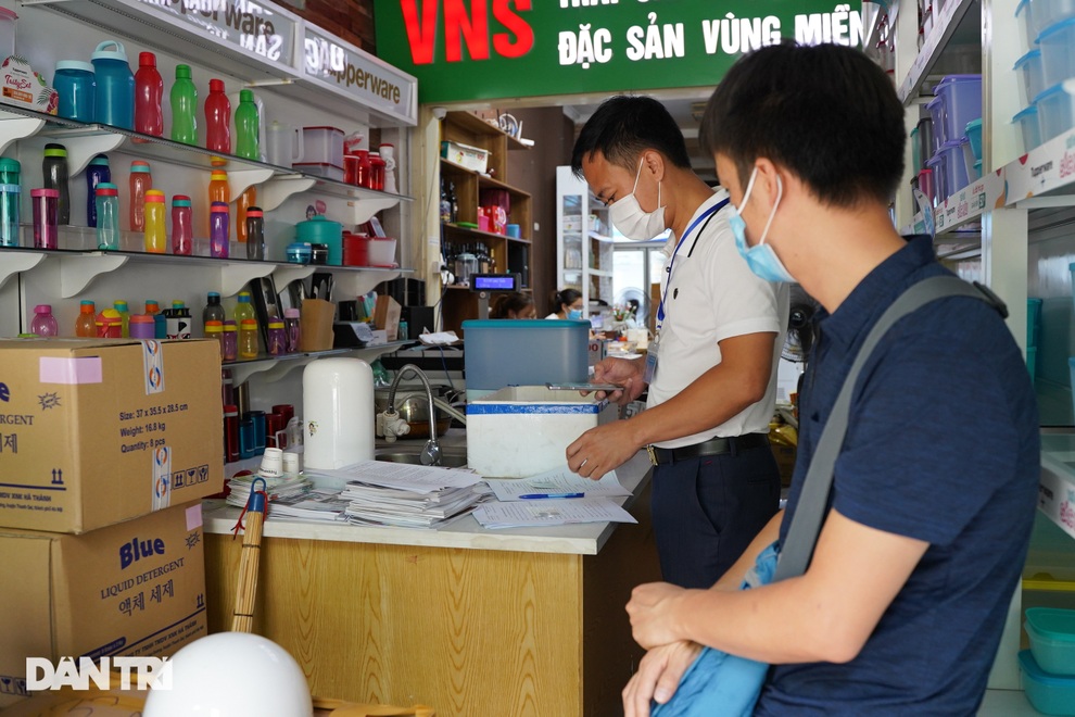 Mải chạy bộ thể dục ở Hồ Gươm, người đàn ông bị xử phạt 2 triệu đồng - 12 Mải chạy bộ thể dục ở Hồ Gươm, người đàn ông bị xử phạt 2 triệu đồng - 12