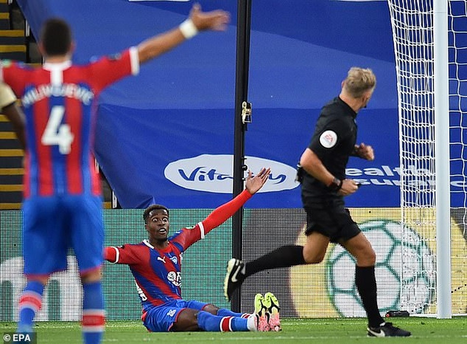 Tranh cãi khi VAR cứu thua Man Utd nhiều nhất ở Premier League - 1 Tranh cãi khi VAR cứu thua Man Utd nhiều nhất ở Premier League - 1