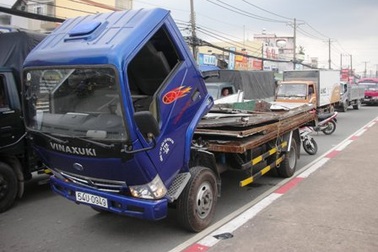 Đâm đuôi xe tải, bị thanh sắt đâm trúng ngực