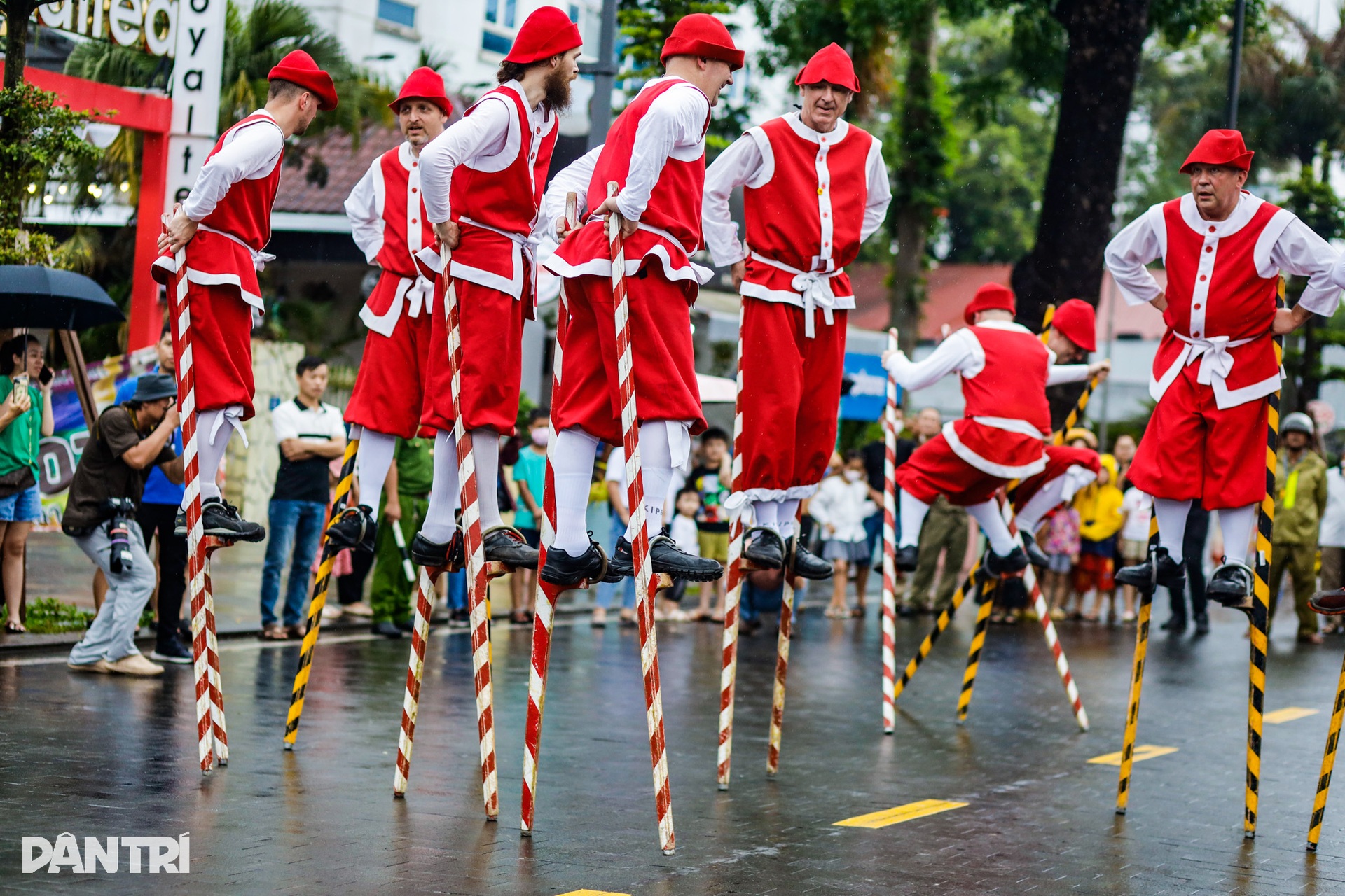 Đoàn biểu diễn cà kheo đến từ Vương quốc Bỉ khuấy động đường phố Huế - 3 Đoàn biểu diễn cà kheo đến từ Vương quốc Bỉ khuấy động đường phố Huế - 3