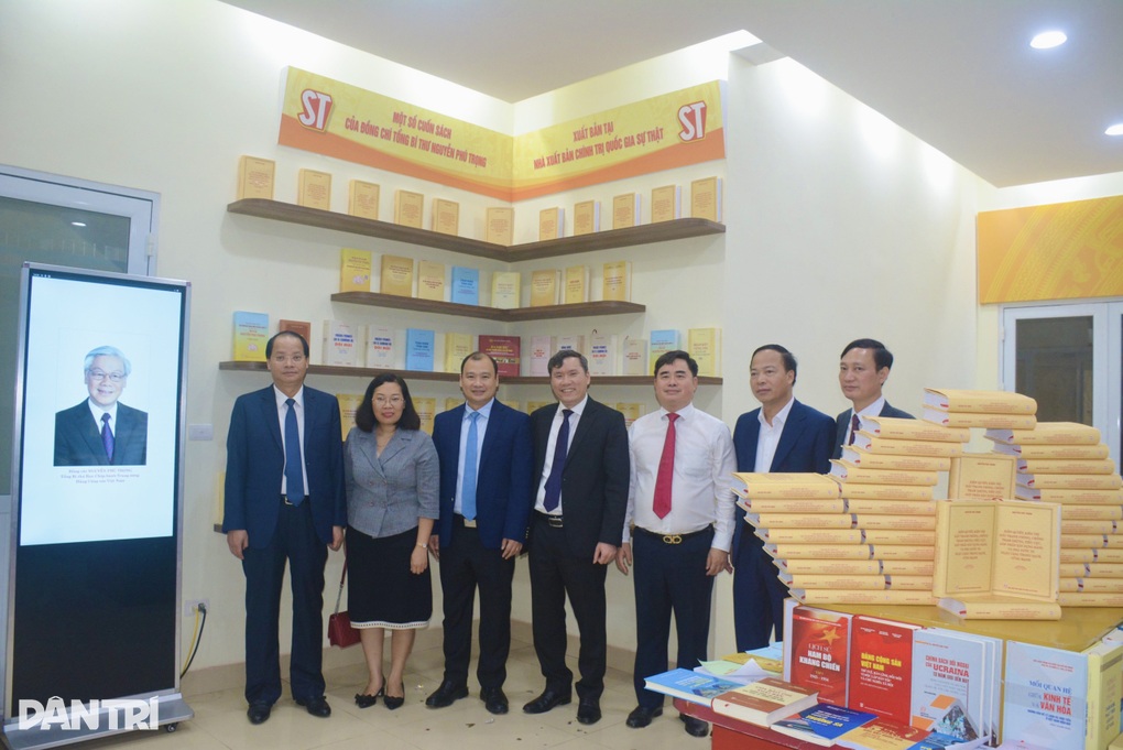 Khai trương Không gian sách bảo vệ nền tảng tư tưởng của Đảng - 5 Khai trương Không gian sách bảo vệ nền tảng tư tưởng của Đảng - 5
