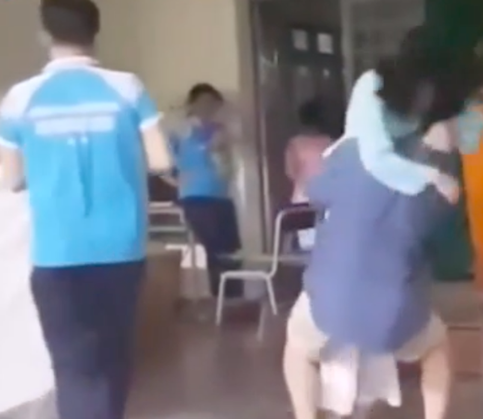 Tòa sẽ xử vụ “thầy giáo cho học sinh diễn cảnh nóng” kiện hiệu trưởng - 2 Tòa sẽ xử vụ “thầy giáo cho học sinh diễn cảnh nóng” kiện hiệu trưởng - 2