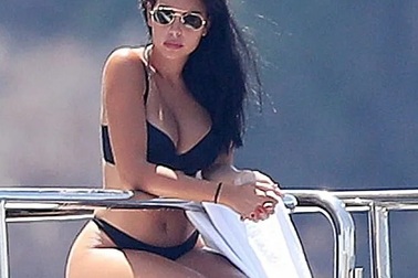 Thân hình bốc lửa của bạn gái Ronaldo