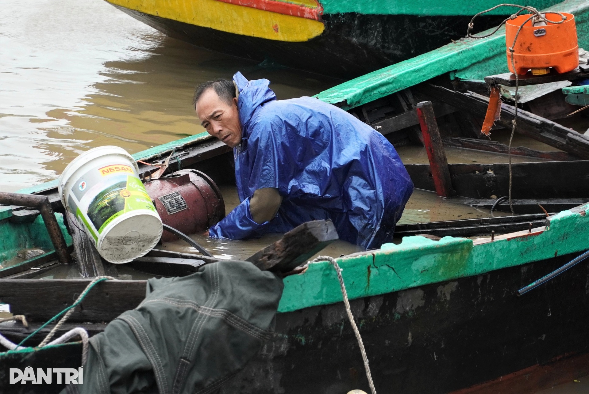 Hàng loạt tàu thuyền của ngư dân bị bão Kajiki nhấn chìm, đánh tan nát - 9 Hàng loạt tàu thuyền của ngư dân bị bão Kajiki nhấn chìm, đánh tan nát - 9