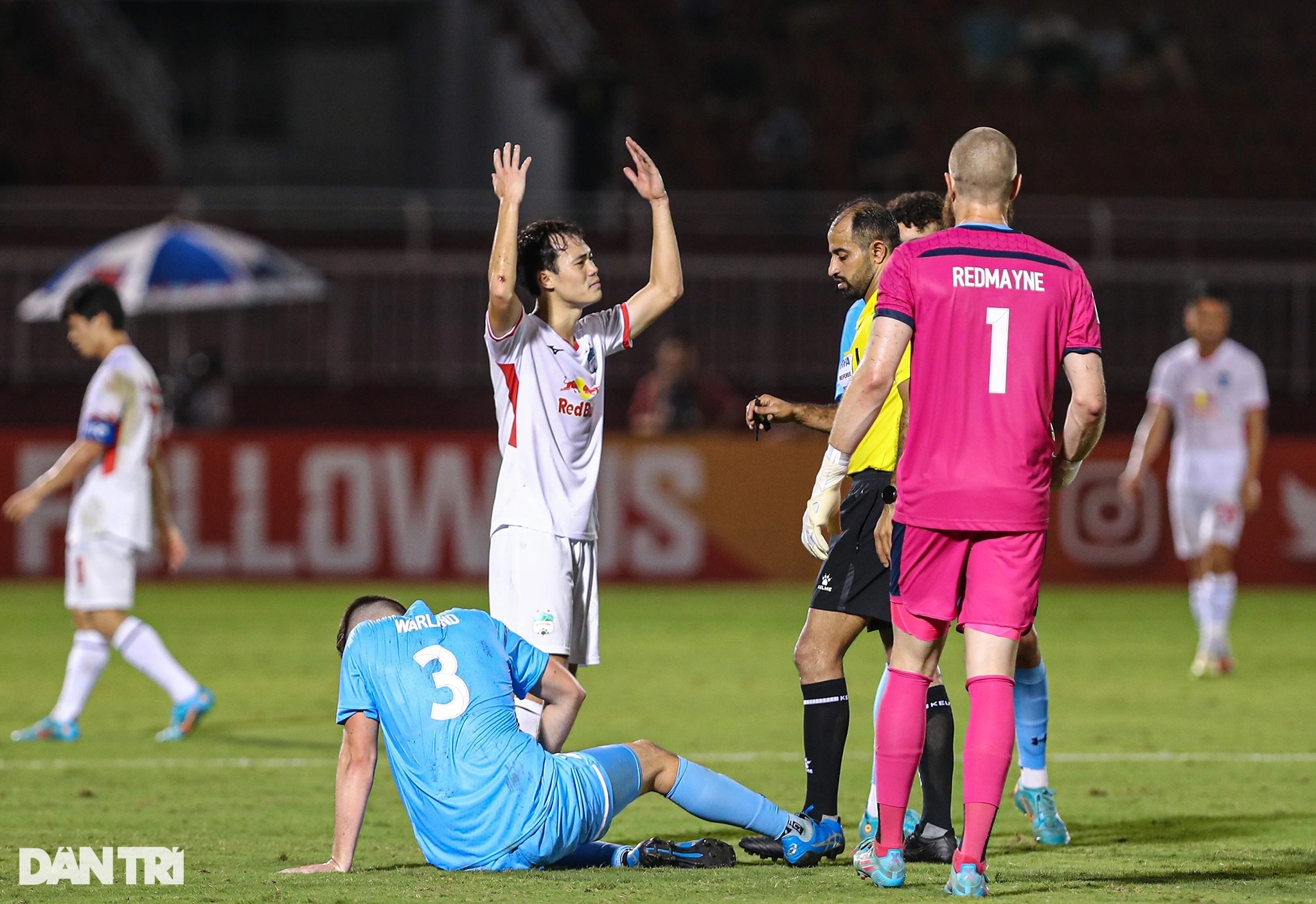 Văn Toàn bắt tay làm hòa sau pha va chạm khiến cầu thủ Sydney FC bị đau - 2