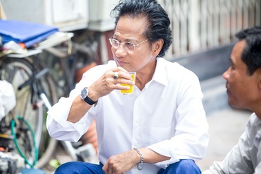 “Ông trùm” Phan Quân bàn về nhạc vàng, danh ca Chế Linh trà đá vỉa hè sáng sớm