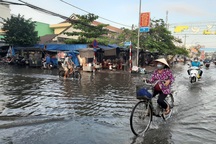 Triều cường “bủa vây” khiến một thị trấn ngập nặng ở Sóc Trăng!