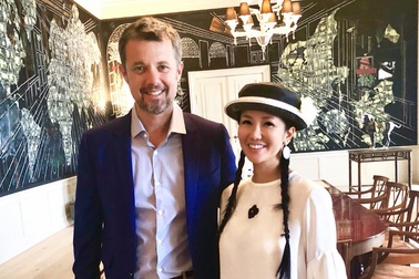 Ca sĩ Hồng Nhung ngại ngùng khi Hoàng Thái tử Đan Mạch tưởng nhầm cô chỉ mới tuổi đôi mươi