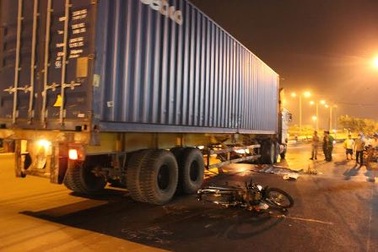 Nữ sinh chết thảm dưới bánh xe container cùng bữa cơm chiều