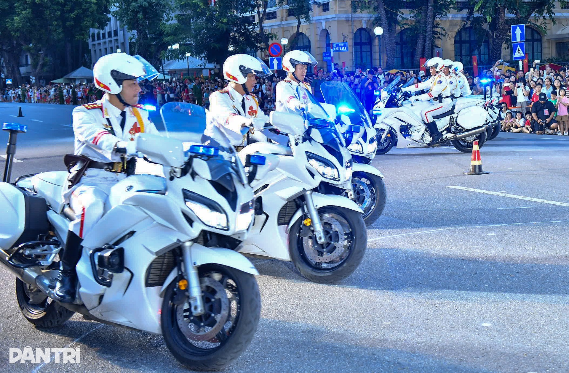 Cảnh vệ trình diễn kỹ năng điều khiển mô tô tại bờ hồ Hoàn Kiếm - 2 Cảnh vệ trình diễn kỹ năng điều khiển mô tô tại bờ hồ Hoàn Kiếm - 2