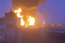 Kho dầu Nga bốc cháy ngùn ngụt nghi do bị không kích