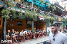 Xóm cà phê đường tàu đông "như chưa có lệnh cấm", quận Hoàn Kiếm nói gì?