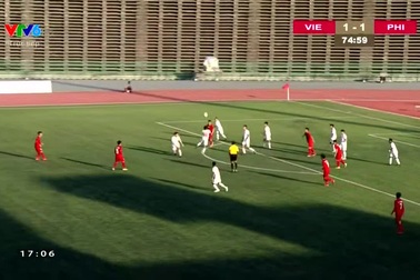 Thanh Hậu sút đập xà ngang U22 Philippines ở phút 76