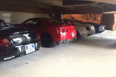 Lộ diện người tung dàn siêu xe mô hình gắn biển xanh lên mạng