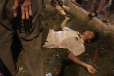 Hai bố con ngồi máy bay trong khu vui chơi, bố bị điện giật bất tỉnh