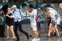 Bão Utor đổ bộ Hồng Kông, gây gián đoạn giao thông hàng không