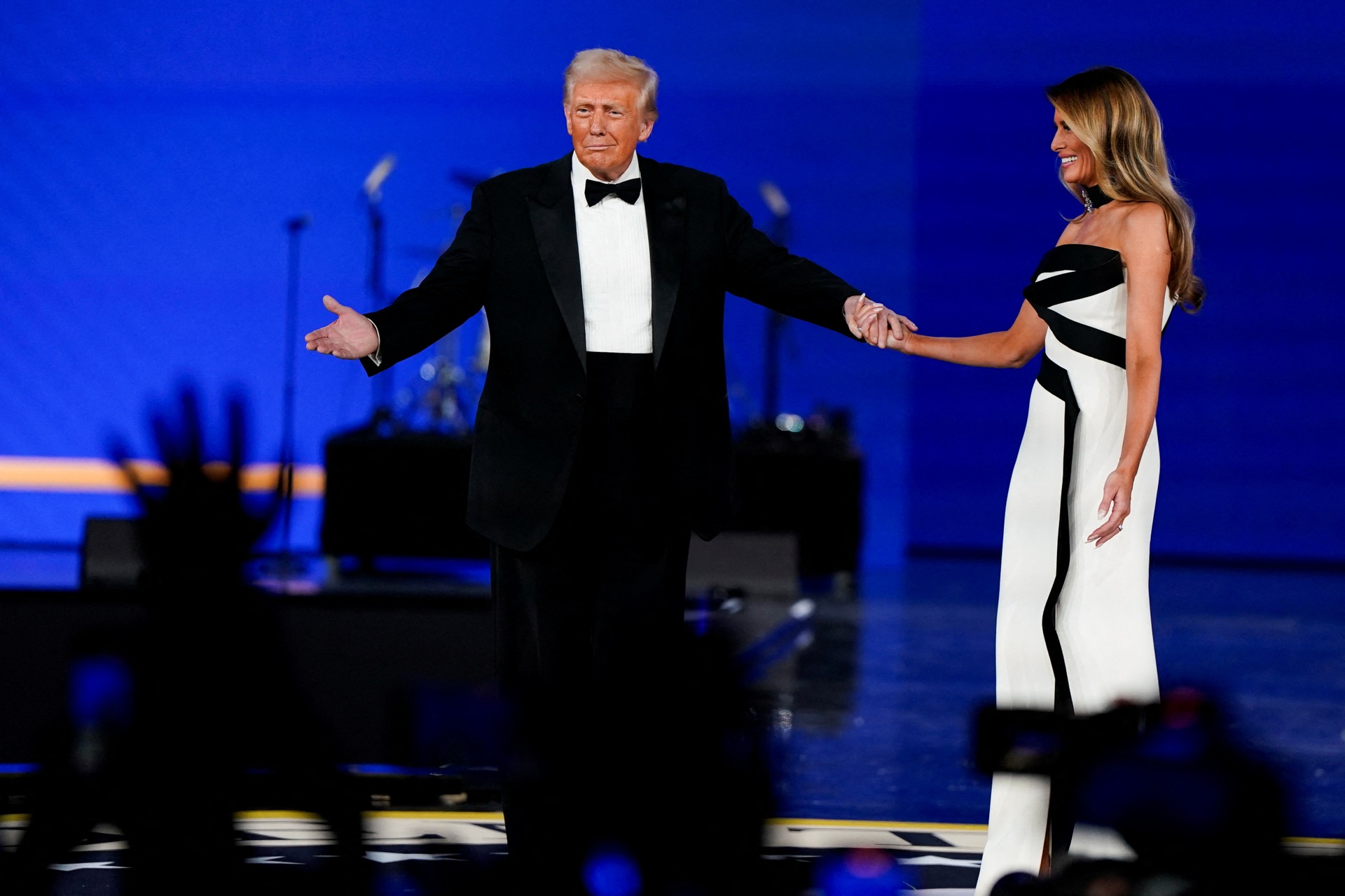 Ông Trump khiến mật vụ Mỹ thót tim khi nhảy múa với thanh kiếm quân sự - 5 Ông Trump khiến mật vụ Mỹ thót tim khi nhảy múa với thanh kiếm quân sự - 5