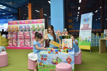 Hai con của Lý Hải Minh Hà háo hức chơi đồ chơi khi tham dự sự kiện