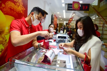 Cảnh tượng đìu hiu ở "phố vàng" Hà Nội ngày vía Thần Tài do sợ dịch Corona