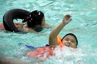 Tích cực triển khai thí điểm mô hình dạy bơi trong trường học