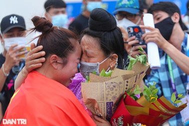 Nữ VĐV ném lao ôm bố, mẹ khóc nức nở sau khi phá kỷ lục SEA Games
