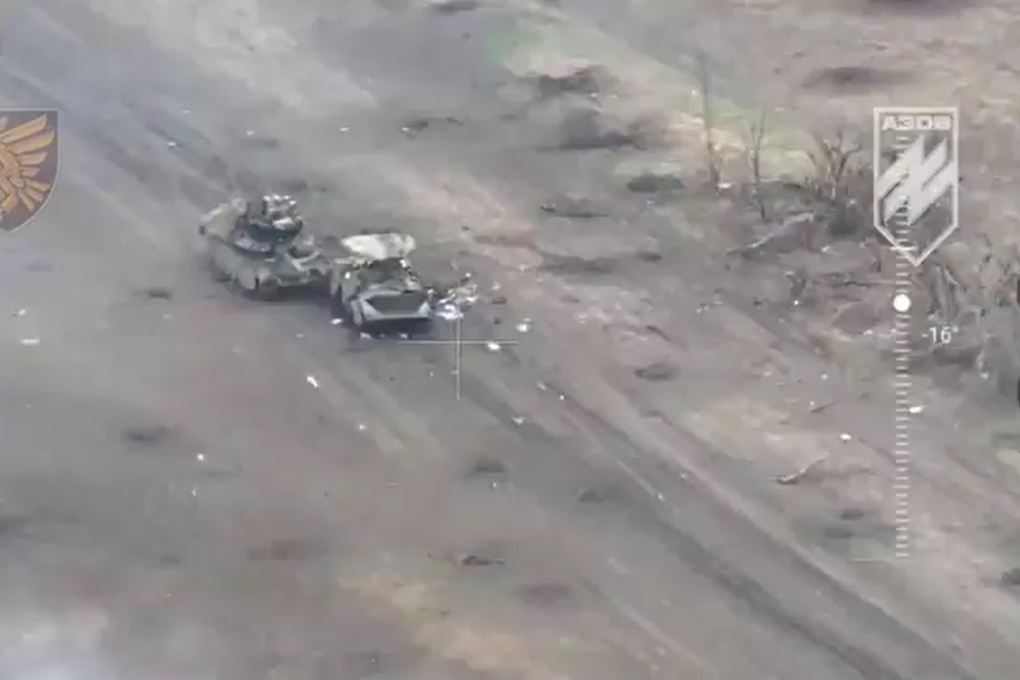 Lữ đoàn Azov của Ukraine tung video phá hủy đoàn xe tăng Nga - 1 Lữ đoàn Azov của Ukraine tung video phá hủy đoàn xe tăng Nga - 1