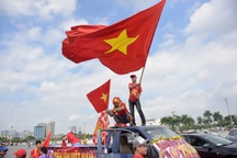 Cổ động viên diễu hành cổ vũ đội tuyển Việt Nam gặp Malaysia