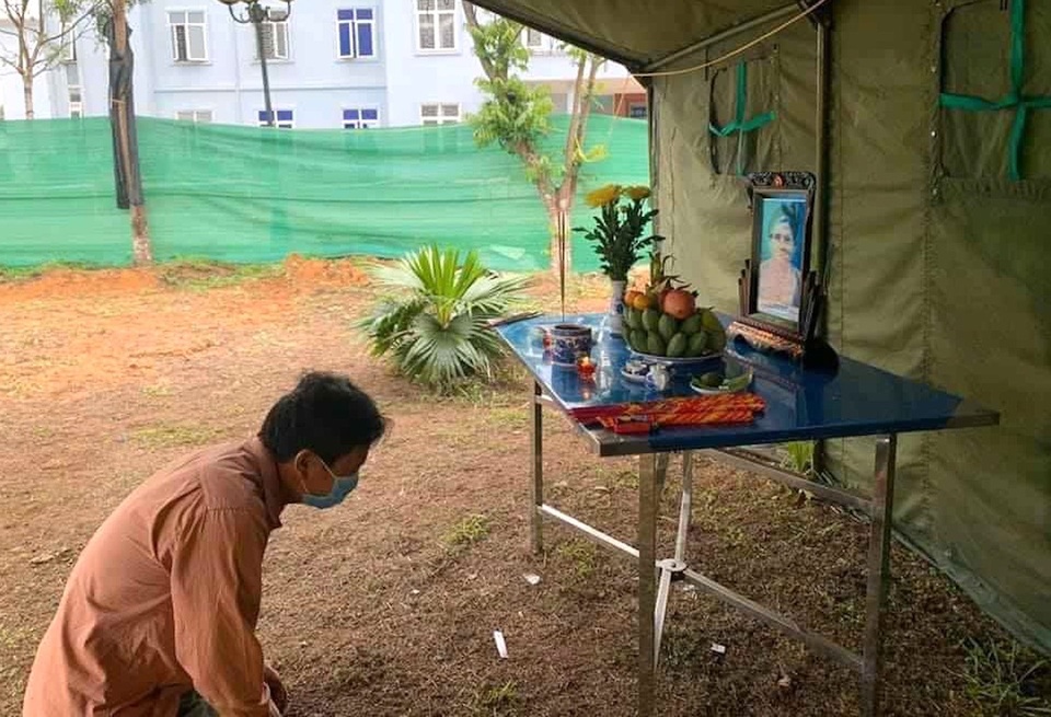 Dựng bạt dã chiến, lập bàn thờ chịu tang mẹ ở khu cách ly - 1 Dựng bạt dã chiến, lập bàn thờ chịu tang mẹ ở khu cách ly - 1