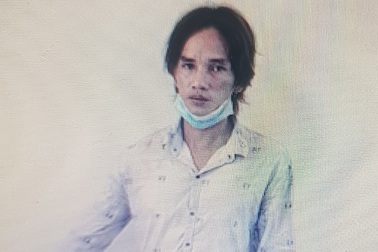 Thanh niên dương tính ma túy ném ghế vào công an xã