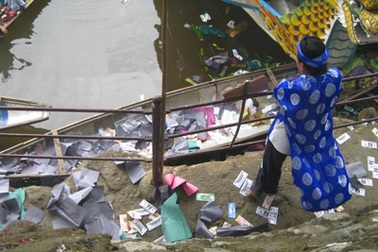 Ngập rác ở lễ hội điện Hòn Chén