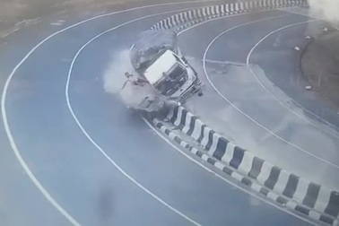 Tài xế văng khỏi xe sau tai nạn vì không thắt dây an toàn