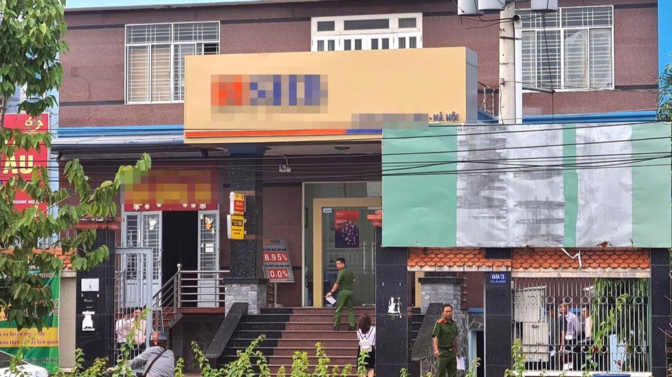 Bắt khẩn cấp nghi phạm dùng súng cướp ngân hàng ở Bình Dương - 2 Bắt khẩn cấp nghi phạm dùng súng cướp ngân hàng ở Bình Dương - 2