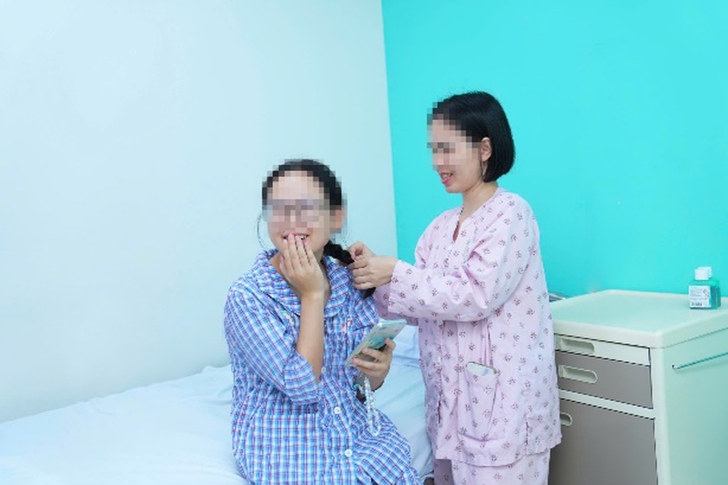 Mẹ hiến gan cứu con gái 17 tuổi - 1 Mẹ hiến gan cứu con gái 17 tuổi - 1