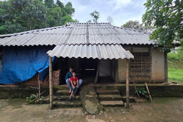 Vợ chồng nghèo mất con đầu vì bại não, khánh kiệt khi con thứ 2 thiểu năng