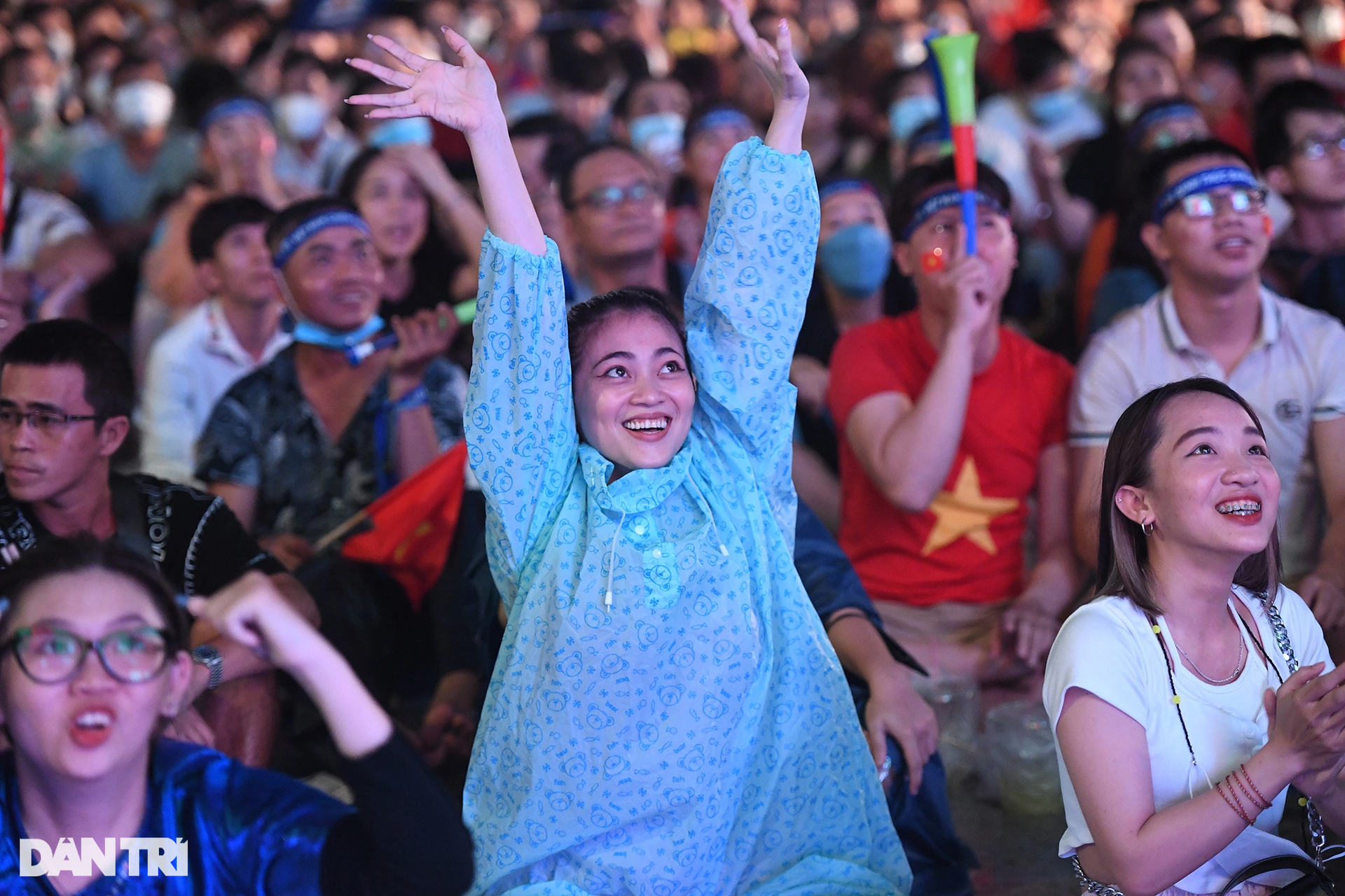 Cổ động viên TPHCM dầm mưa mừng chiến thắng của U23 Việt Nam - 5 Cổ động viên TPHCM dầm mưa mừng chiến thắng của U23 Việt Nam - 5