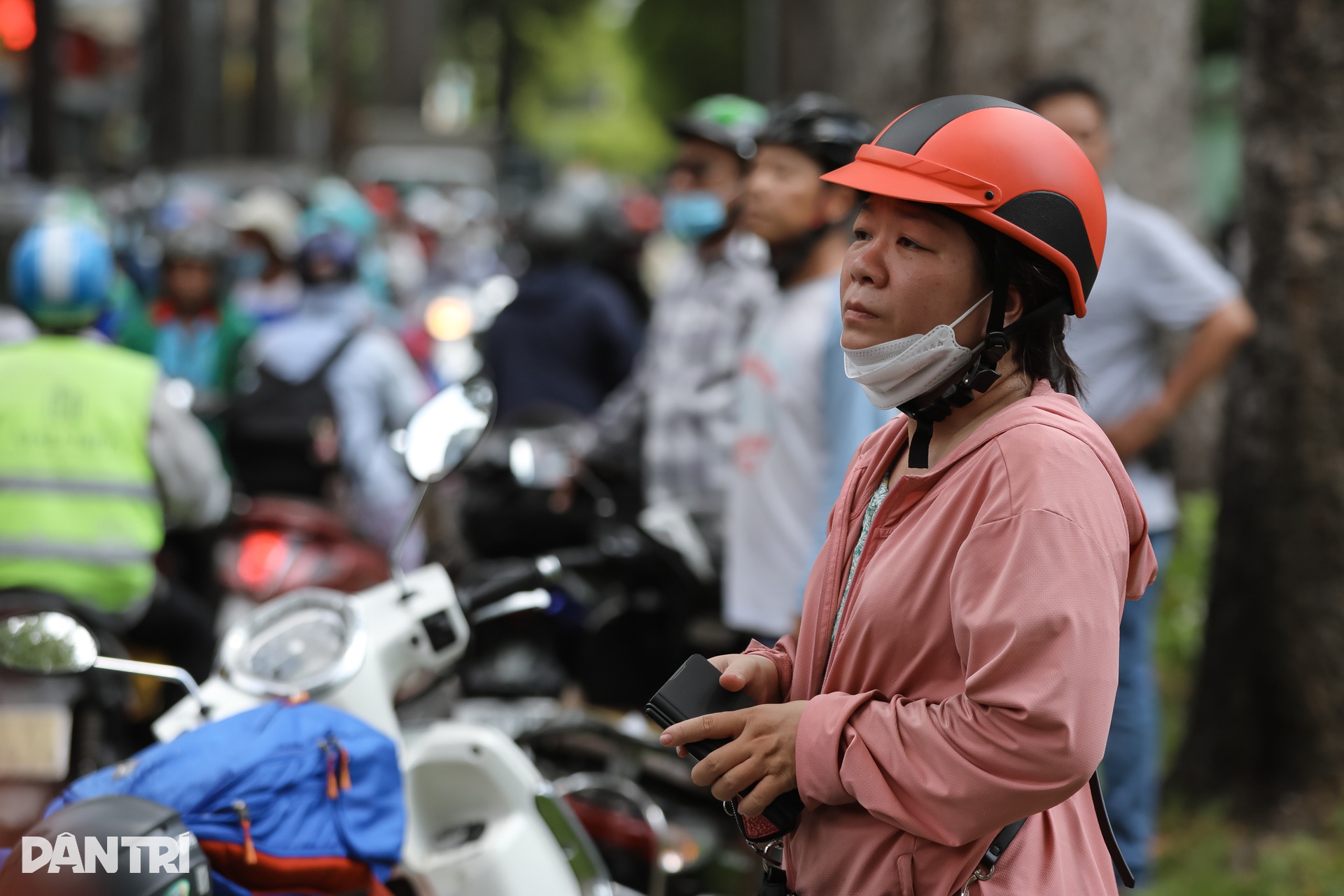 Muôn vàn cảm xúc của phụ huynh học sinh tại kỳ thi lớp 10 ở TPHCM - 6 Muôn vàn cảm xúc của phụ huynh học sinh tại kỳ thi lớp 10 ở TPHCM - 6