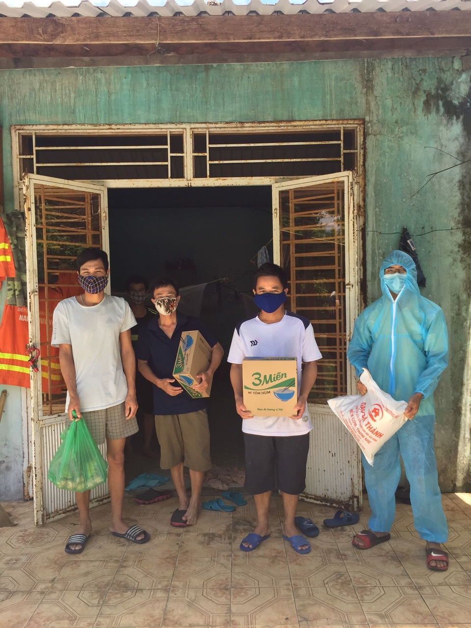 Nhiều thợ hồ mắc kẹt” ở Đà Nẵng mong ngày về quê - 4 Nhiều thợ hồ mắc kẹt” ở Đà Nẵng mong ngày về quê - 4
