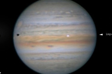 Vật thể lạ tấn công sao Mộc