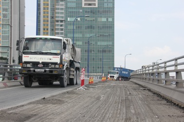 Cầu vượt Cát Lái bị thu hẹp, giao thông ùn ứ kéo dài