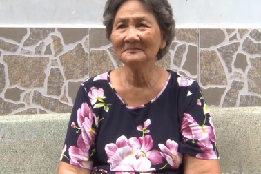 Nể phục cụ bà 80 tuổi vẫn thi hát kiếm tiền giúp người phụ nữ bất hạnh