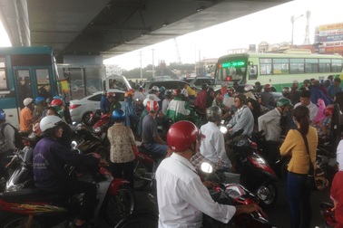Hàng trăm người trú mưa dưới cầu vượt, cửa ngõ Sài Gòn tắc nghiêm trọng
