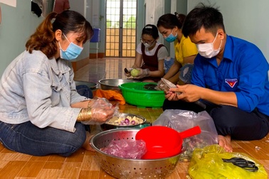 Thanh niên Bình Phước làm những món ăn dân dã tiếp sức lực lượng chống dịch